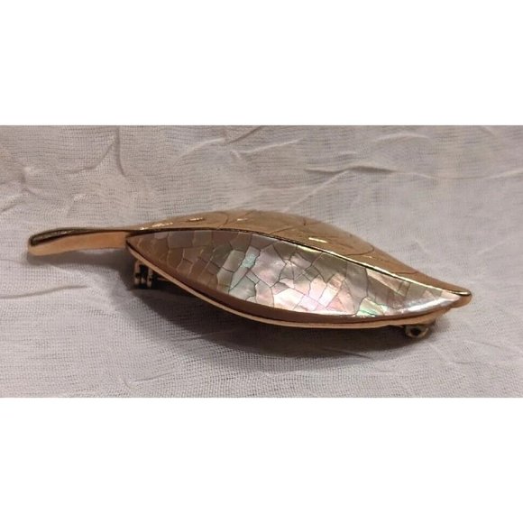 Signed Brooch Liz Claiborne Leaf Mother Of Pearl Gold Tone Metal Pin Vtg Abalone - Picture 9 of 12